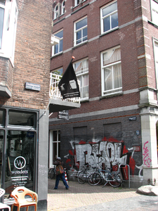 819180 Gezicht op ingang van de Eligenhof, tussen de panden Oudegracht 362 - 364 (het gebouw De Gesloten Steen, rechts) ...
